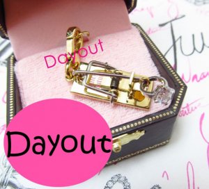 Authentic JUICY COUTURE Mousetrap Trap Gold Bracelet Charm YJRUO174 new in Box