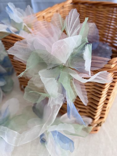 8 pcs Gradient Blue Pink Green White Flowers of a Strip Appliqu&Atilde;&copy; Patch Organza
