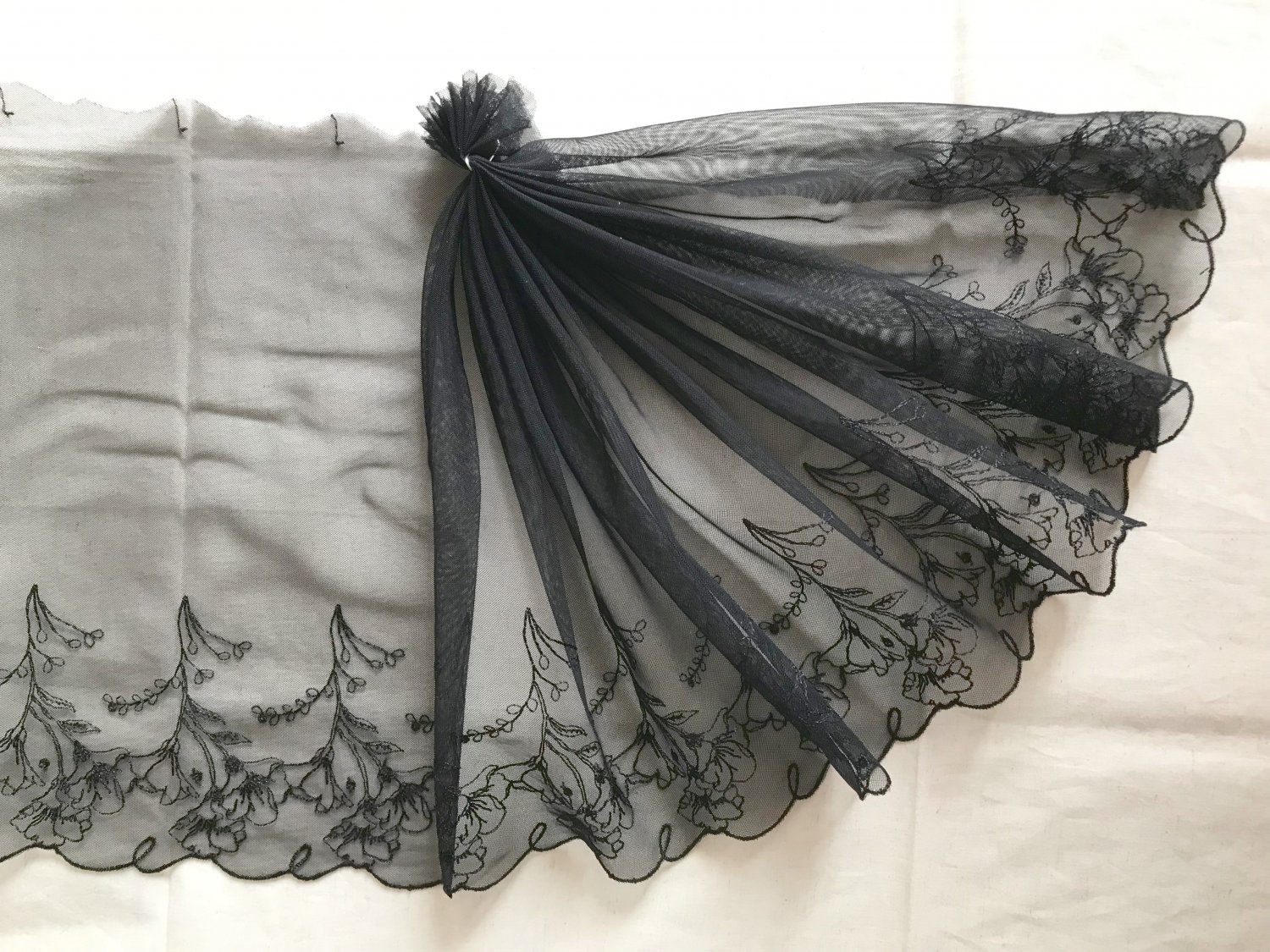 9.92&acirc;�� x 1 yd Black Floral Embroidered Lace Trim Carnation