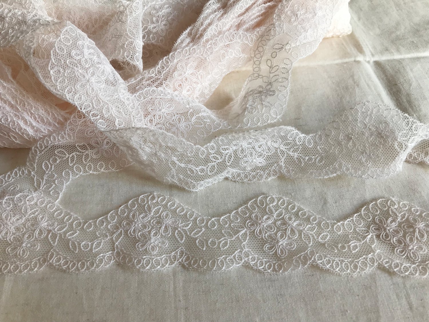 1.38&acirc;�� x 1 yd Floral Embroidered Lace Trim Pink