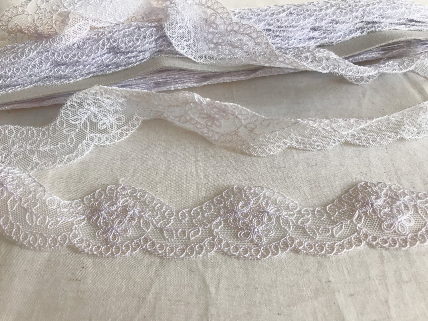 1.38&acirc;�� x 1 yd Floral Embroidered Lace Trim Violet