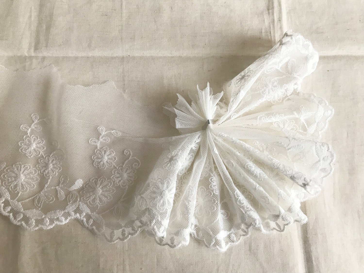 3.98&acirc;�� x 2.74 yds Cotton Floral Embroidered Lace Trim