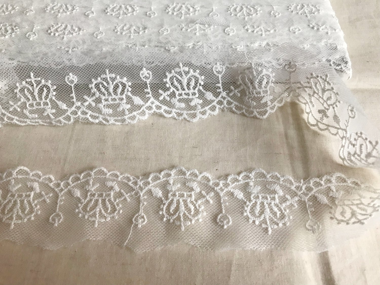 1.38" x 2.9 yds Cotton Embroidered Lace Trim Crowns