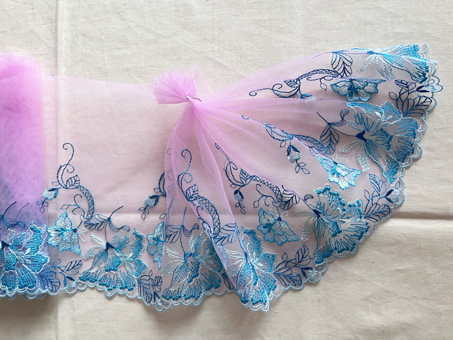 7&acirc;�� x 3.66 yds Floral Embroidered Lace Trim Blue Pink