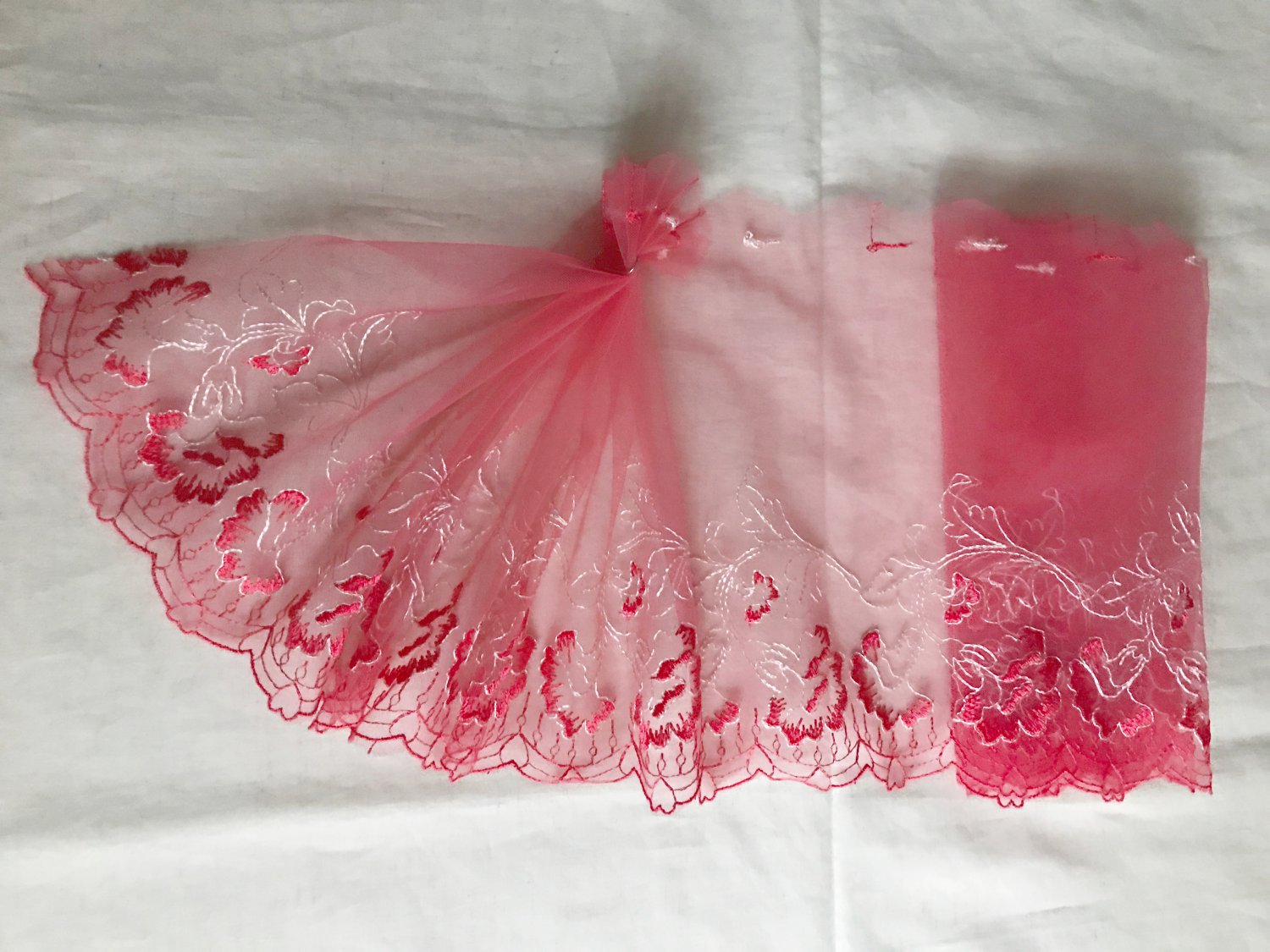 7.36&acirc;�� x 1.34 yds Floral Embroidered Lace Trim Red