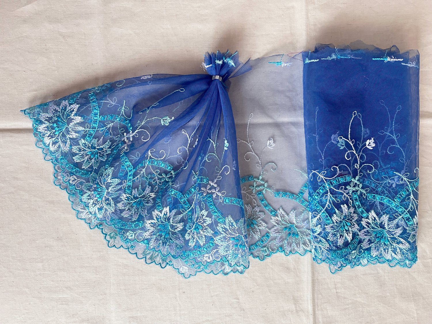 7.2&acirc;�� x 2 yds Floral Embroidered Lace Trim Blue