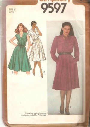 Simplicity 9597 (1980) Button Front "V" Neck Elastic Waist Pockets Collar Flaps Pattern Size 8 Uncut