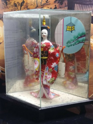OMC Japan Mini Geisha Doll Flowered Kimono Glass Display Otagiri Mercantile Comp