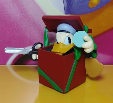 Disney Hallmark Keepsake Ornament Archives Series 1997 Donald's Surprising Gift