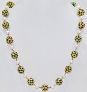 Emerald Studded 22 Kt Lac Balls With Sea Water Pearls