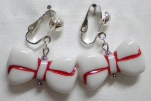 White bow w/red line clip on earring