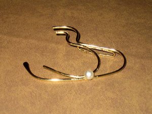 UNIQUE WIRE BROOCH