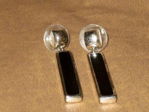 BLACK BAR PIERCED EAR RINGS