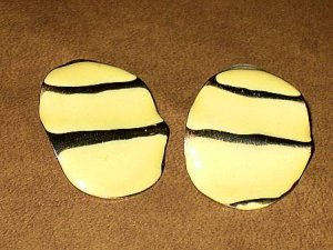 OFF WHITE/GOLD PIERCED EAR RINGS