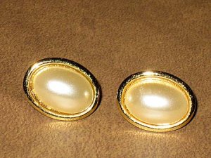 WHITE TEAR DROP PIERCED EAR RINGS