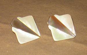 WHITE/GOLD COLORED PIERCED EAR RINGS