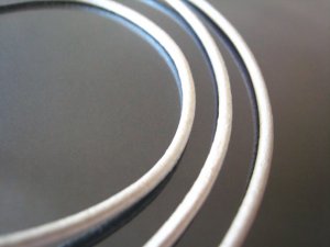 1 Meter ( 1 Yard ) of 2mm Pearl Metallic Round Leather Cord