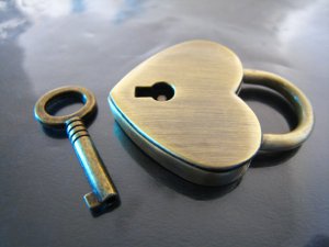 Finding - 1 pc of Antique Brass Heart Shape Large Working Padlock or Clasp With 1 Key 38mm x 30mm