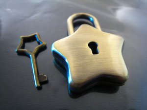 Finding - 1 pc of Antique Brass Star Shape Large Working Padlock or Clasp With 1 Key 42mm