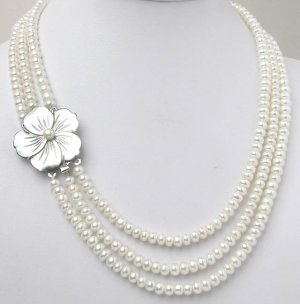 THREE ROWS WHITE PEARL NEACKLACE Flower clasp