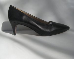 Vero Cuoio Vintage Designer Perry Ellis Black Italian leather heels size 7.5