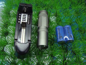 CREE Q5 400LM mini LED Torch Flashlight Torch+16340 batteryX2+ AC charger