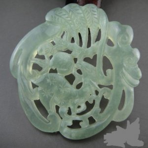 Beautiful white good luck, wealth and longevity of the pendant, clear gloss