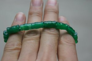 Hand-carved; steadily higher green agate bracelet, natural quality agate bracelet.
