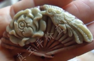 Natural purple robe jade pendant.Hand-carved, the fan Danfengchaoyang. Necklace.