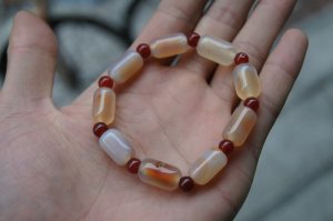 Natural red and white (agate).Hand-carved, nine cylindrical beads.Bracelet.