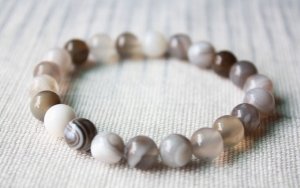 Dream agate, white agate fashion bracelet, beads around; 9 mm, 22 rubber band strung together.