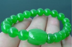 Green jade bracelet, carved, 8 mm beads + Passepartout, rubber bands strung together.