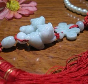 Natural white jade pendant, (double Pixiu + auspicious knot) manual cleverly weaving, car hanging.