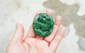 Hand-carved green jade brave troops (oval) double-sided engraving. Necklace pendant