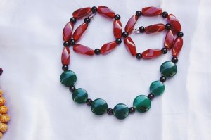 Natural agate necklace, 16 multi-faceted onyx +7 green agate ($) + Black Pearl