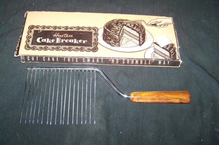 Vintage Hostess CAKE BREAKER Bakelite Handle Langer Utensil