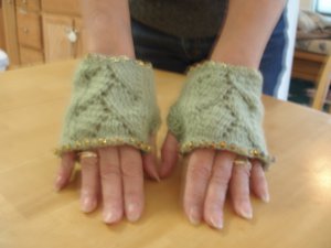 Wrister fingerless gloves beaded knitted