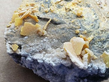 Wulfenite specimen