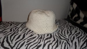 WHITE BEANIE WITH BRIM