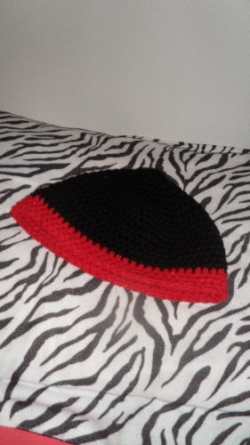 BLACK AND RED BEANIE