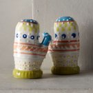 2 Pcs Anthropologie Warm & Toasty Salt & Pepper Shakers Mitts Gloves DW Sate