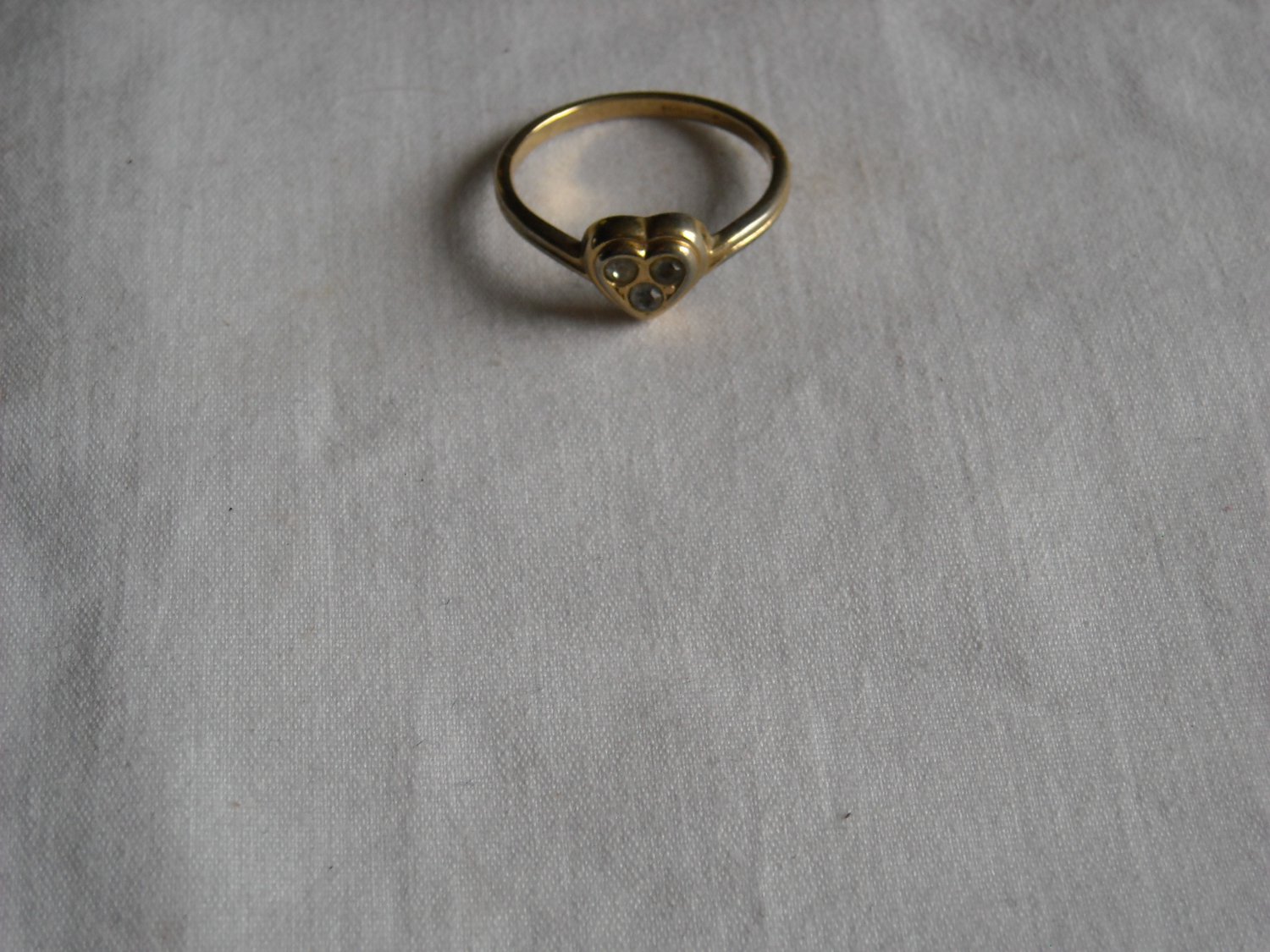 AVON Gold Tone Heart Ring with Three Clear Stones Size 8 (r 5)