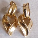 Avon Gold Tone Leaf Pattern Pierced Earrings (BD2)