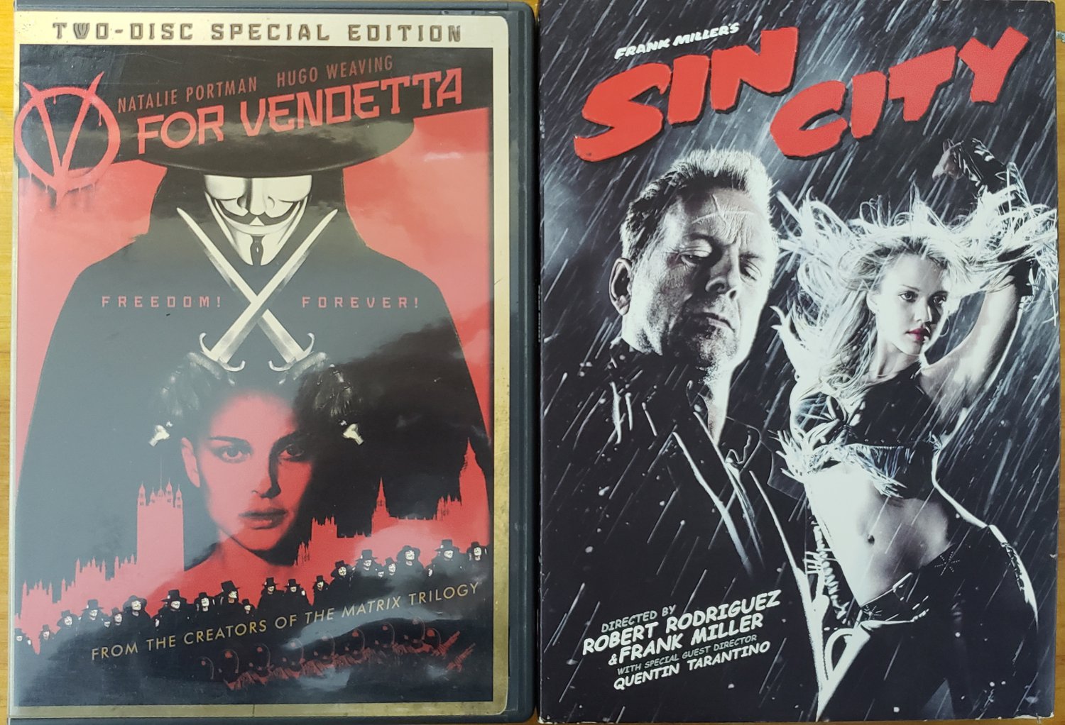 LOT OF 2 GRAPHIC NOVEL COMICBOOK DVDs V FOR VENDETTA + SIN CITY