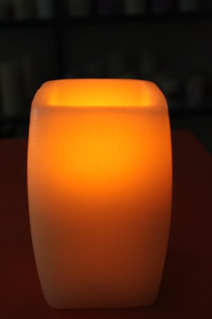 UZO1&acirc;�&cent; LED FLAMELESS COLOR CHANGING CANDLE WITH TIMER & REMOTE CONTROL