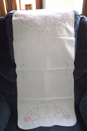 Handcrafted 1940s 50s DRESSER SCARF Triple Pink Hearts DaisyStitch Crocheted Edge Vintage Linens 1M