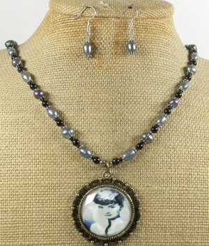 COPPER AUDREY HEPBURN PICTURE NECKLACE/EARRINGS SET