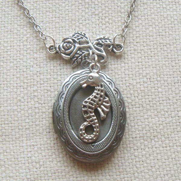 OVAL LOCKET & SEAHORSE CHARM NECKLACE
