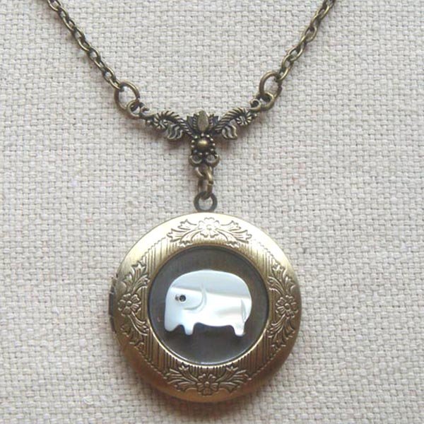 LOCKET PENDANT WITH SHELL ELEPHANT NECKLACE