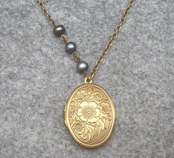 Handmade LOCKET PENDANT & FRESH WATER PEARLS NECKLACE